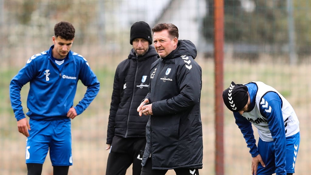 Trainer Christian Titz freut sich über den neuen Trainingsplatz des 1. FC Magdeburg an der MDCC-Arena.