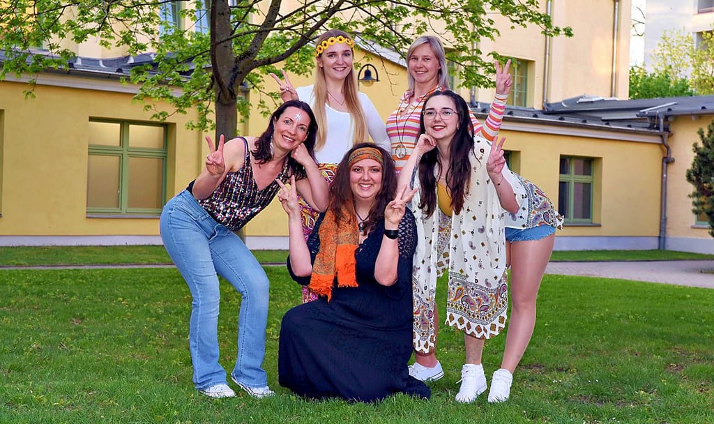 Fünf Tänzerinnen der „Cherry Ladies“ schnuppern Musical-Luft.