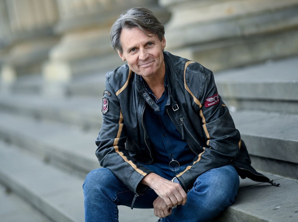 Der Schauspieler Wolfgang Bahro bei einem Fototermin auf einer Treppe in Berlin.