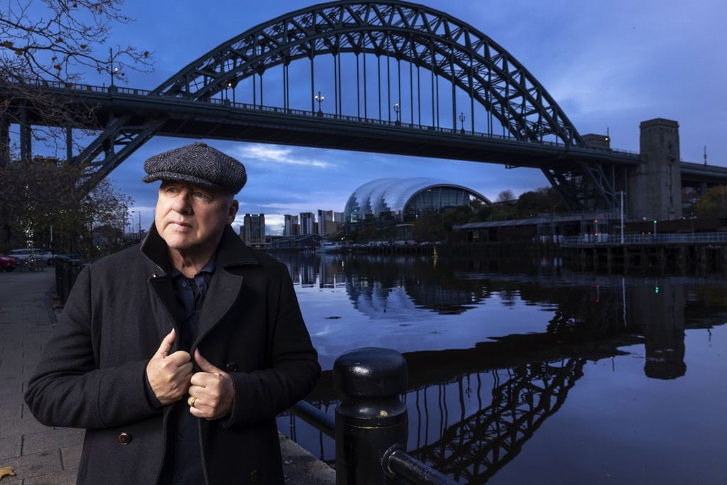 „One Deep River“: Mark Knopfler vor der Tyne Bridge.