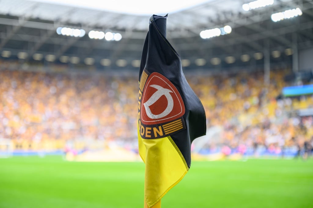 Eine Eckfahne mit dem Logo des Vereins Dynamo Dresden steht an der Ecke des Spielfeldes.
