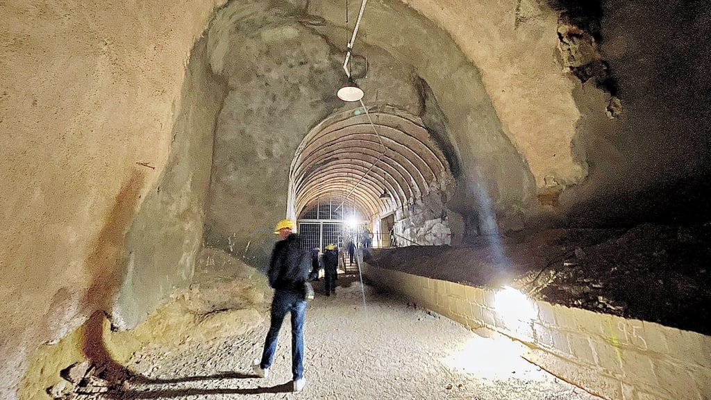 Blick in den kurzen, zugänglichen Teil des historischen Stollens in den Thekenbergen bei Halberstadt.