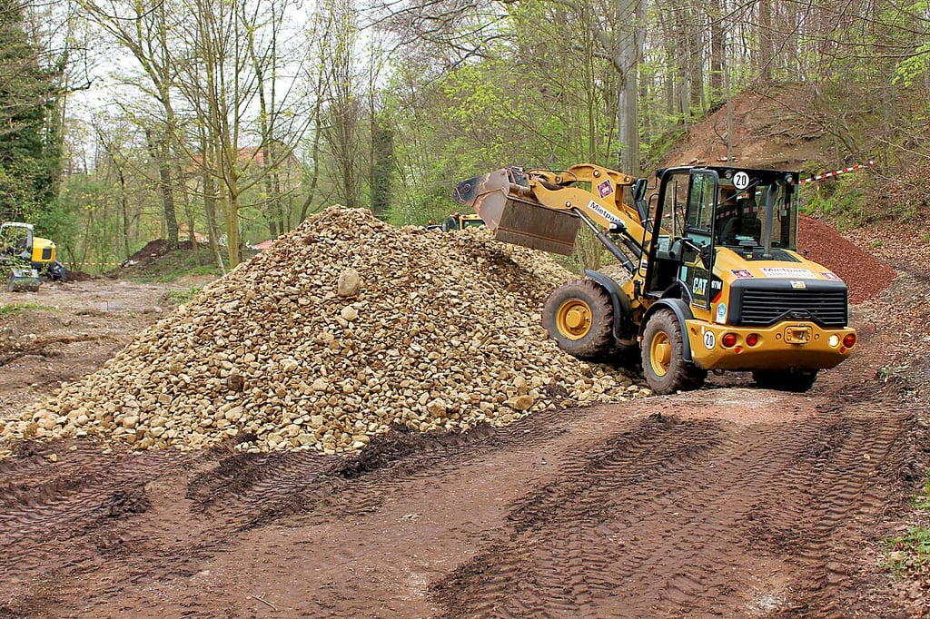 Am neuen Pumptrack in Ilsenburg haben die Bauarbeiten begonnen. Aktuell wird Schüttgut herangfahren und die spätere Nutzfläche vorbereitet.