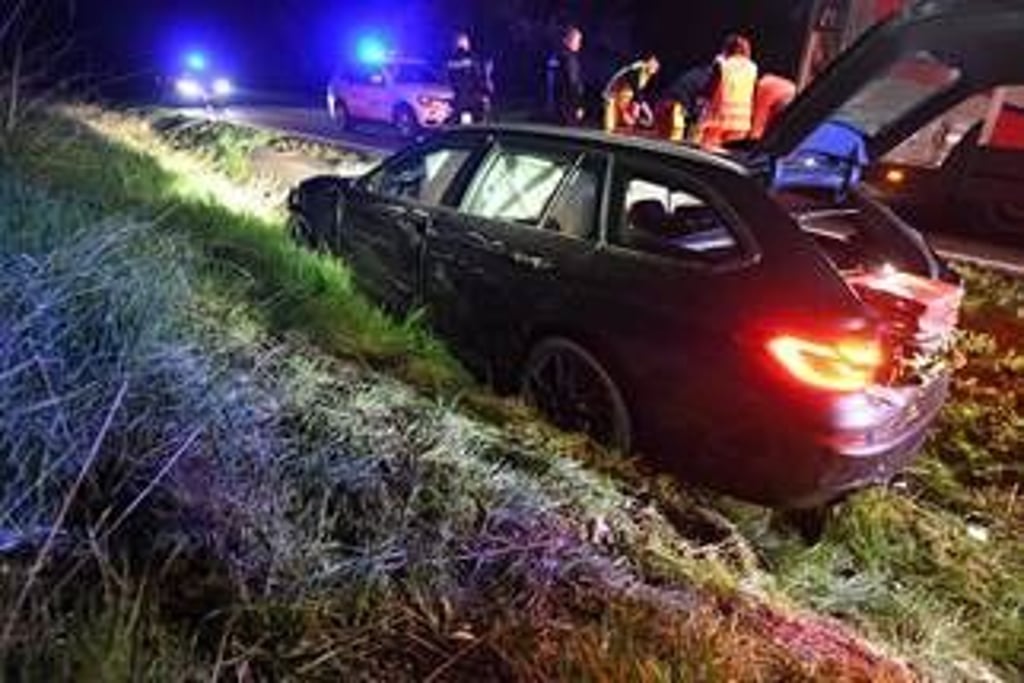 Auf der B245 bei Haldensleben ist ein Autofahrer mit 200 km/h vor der Polizei geflüchtet und hat in einer scharfen Kurve die Kontrolle über sein Auto verloren.