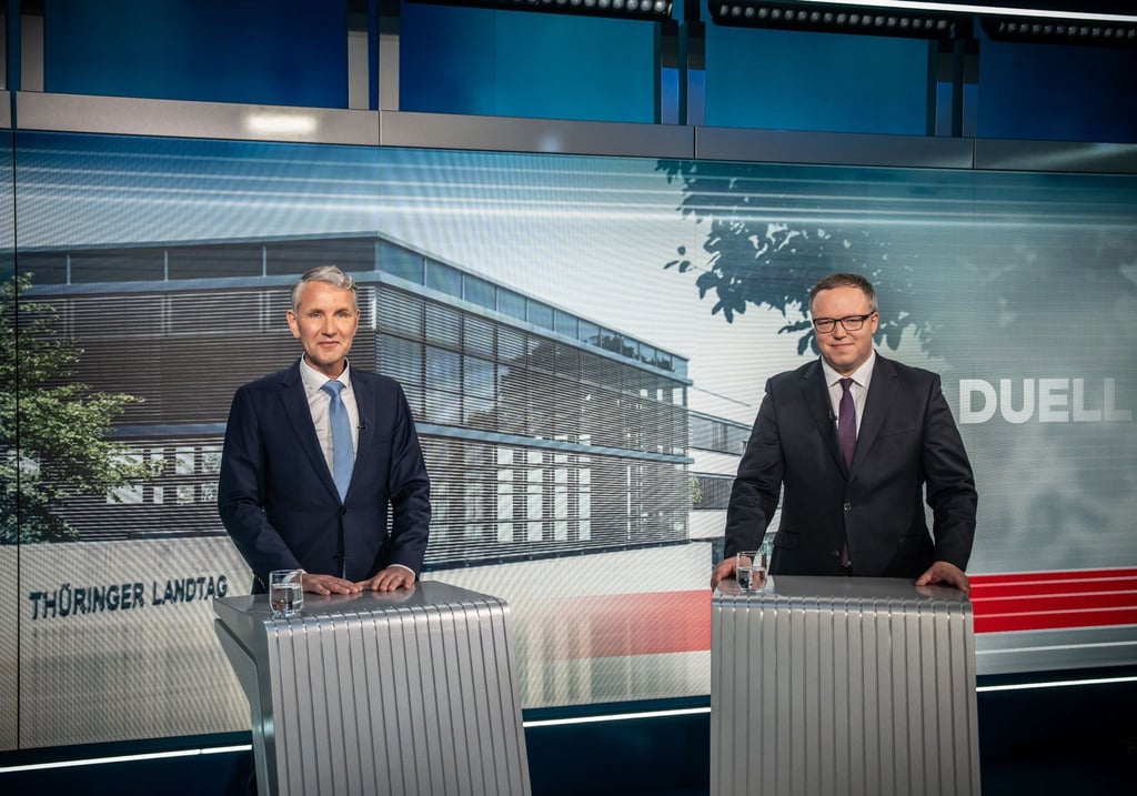 Björn Höcke (AfD, l) und Mario Voigt (CDU, r), Spitzenkandidaten für die Landtagswahl in Thüringen, stehen beim TV-Duell bei Welt TV.