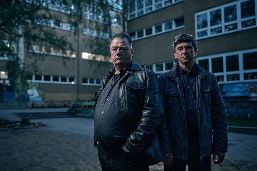 Kriminalhauptkommissar Henry Koitzsch (l., Peter Kurth) und Kriminalkommissar Michael Lehmann (r., Peter Schneider) ermitteln am Sonntag, 21. April 2024, im Polizeiruf 110 aus Halle "Der Dicke liebt".