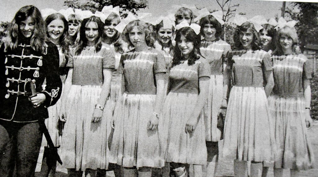 Jugendliche nahmen 1974 in Kostümen am Festumzug teil. Diese und weitere Aufnahmen werden zur 750-Jahr-Feier 2024 zu sehen sein.