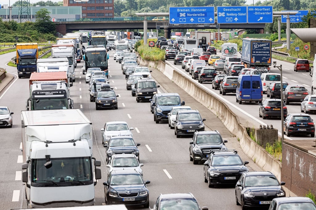 An- und abreisender Ferienverkehr stauen sich in Hamburg auf der Autobahn A7 Höhe Moorfleet.