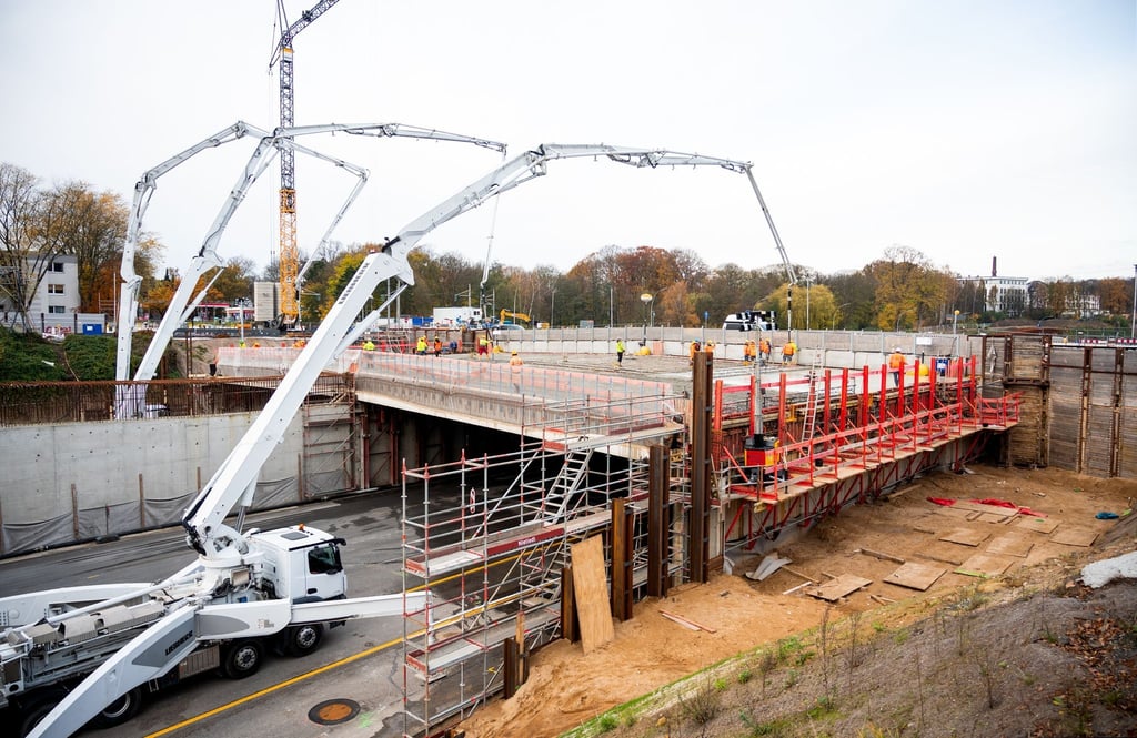 Beton wird auf der A7 auf ein Bauteil für den neuen Autobahntunnel Altona gegossen.