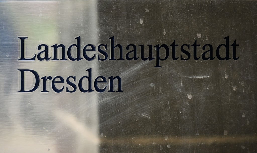 Ein Schild Landeshauptstadt Dresden ist neben dem Eingang am Rathaus montiert.