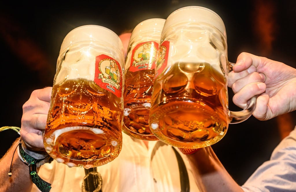 Bierliebhaber in Sachsen müssen sich zum Beginn der diesjährigen Biergartensaison auf höhere Preise einstellen.