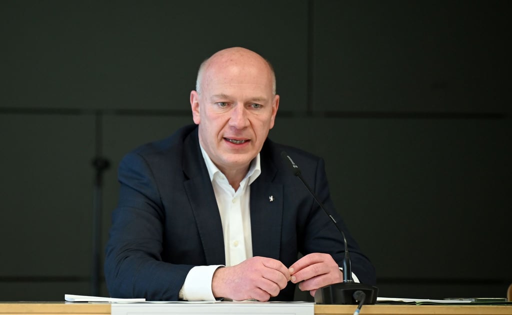 Berlins Bürgermeister Kai Wegner (CDU) spricht bei einer Pressekonferenz in der Mensa des Campus Efeuweg.