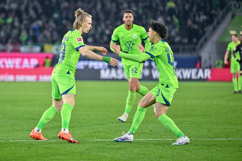 Kevin Paredes, Maxence Lacorix und Patrick Wimmer bei einem Spiel von Wolfsburg.