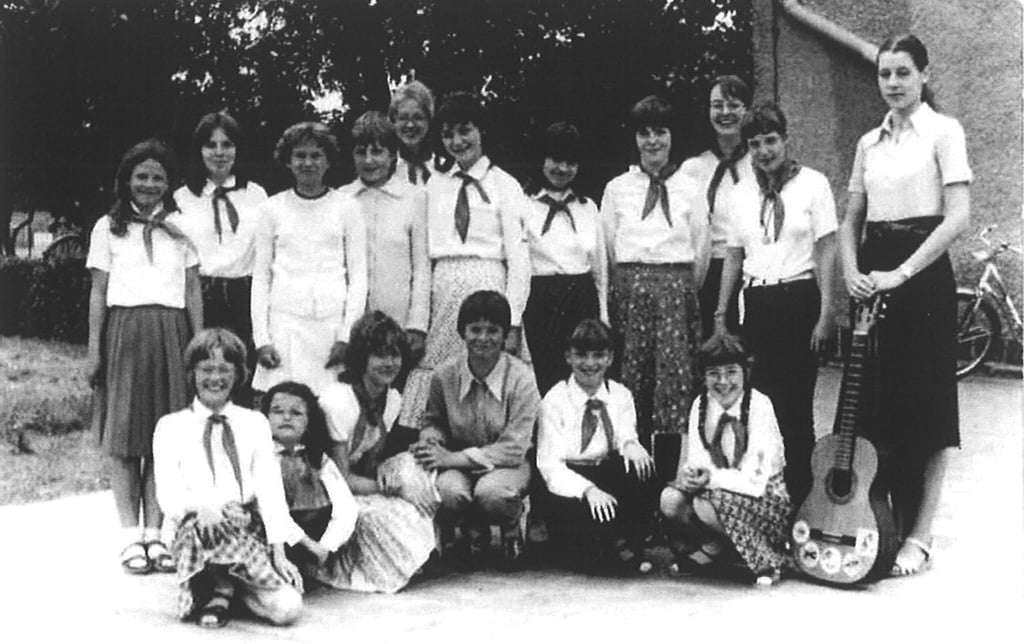 Die ersten Drömlingsspatzen aus dem Schuljahr 1981/82. Damals war es noch der Schulchor unter der Leitung von Kerstin Finger (rechts). Heute sind es die Drömlingsspatzen.