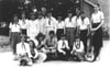Die ersten Drömlingsspatzen aus dem Schuljahr 1981/82. Damals war es noch der Schulchor unter der Leitung von Kerstin Finger (rechts). Heute sind es die Drömlingsspatzen. 