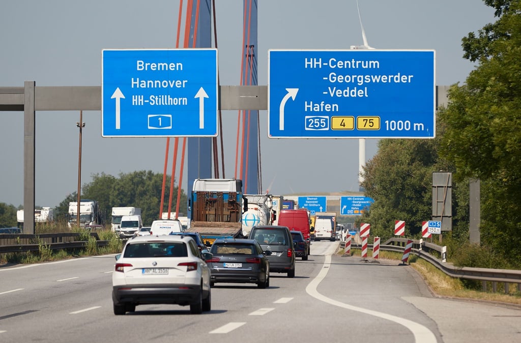Blick auf die A1 in Richtung Westen vor dem Autobahndreieck Norderelbe.