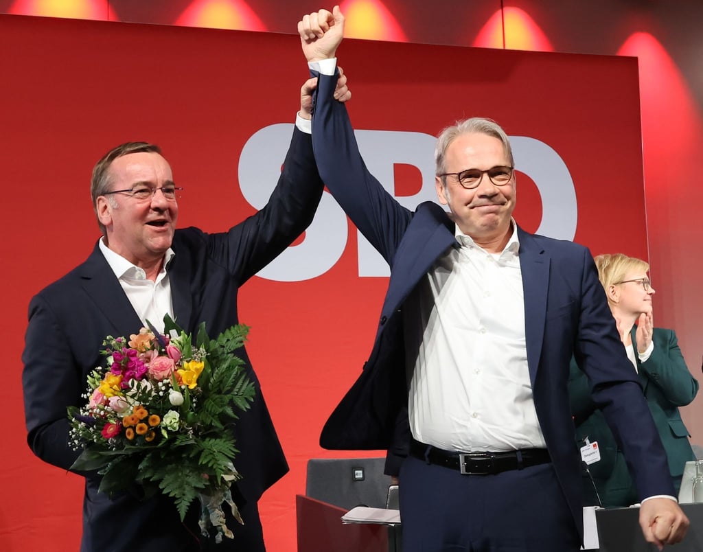 Boris Pistorius (l, SPD), Bundesverteidigungsminister und Georg Maier (SPD), Innenminister von Thüringen und SPD Landesvorsitzender winken auf der Landesdelegiertenkonferenz der SPD.