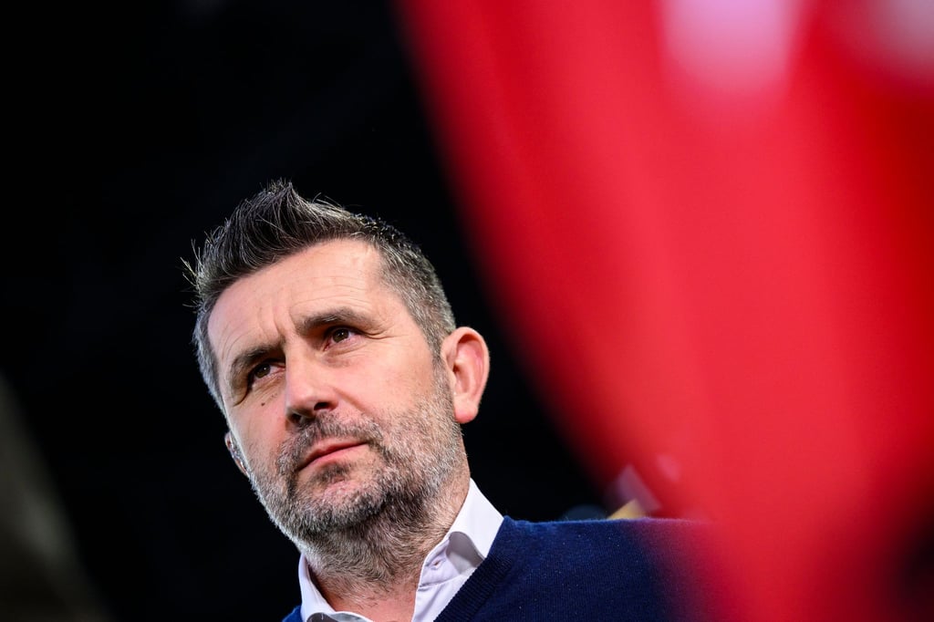 Union Berlins Trainer Nenad Bjelica steht vor dem Spiel im Stadion.