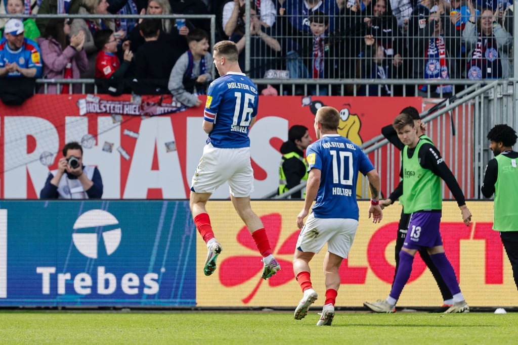 Kiels Philipp Sander jubelt nach seinem Tor gegen den VfL Osnabrück.