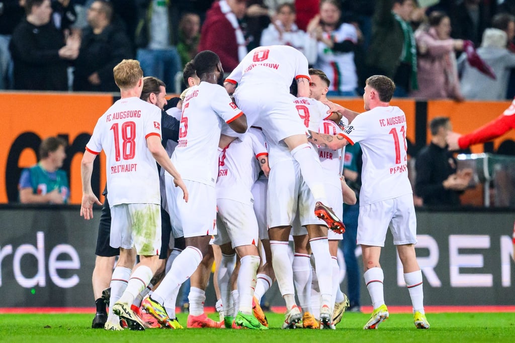 Die Augsburger Spieler feiern den Sieg gegen den 1. FC Union Berlin.