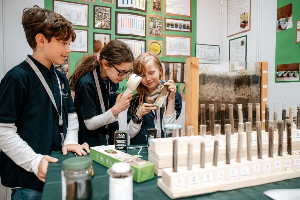 Tom Koch (9, l-r), Lotta Lindenberg (10) und Annika Katharina Busse (9) von der Grundschule Ofen aus Bad Zwischenahn.