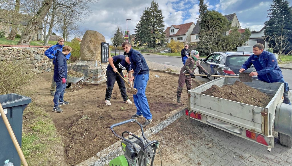 Ein früherer Arbeitseinsatz in Hohenziatz am Denkmal an der Kirche. Unter bestimmten Umständen sind die ehrenamtlichen Helfer über den kommunalen Schadensausgleich versichert.
