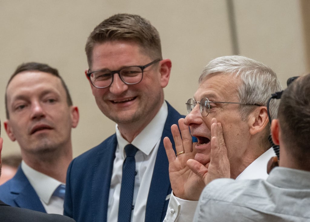 Hans-Christoph Berndt (r) und René Springer (M)von der AfD Brandenburg.