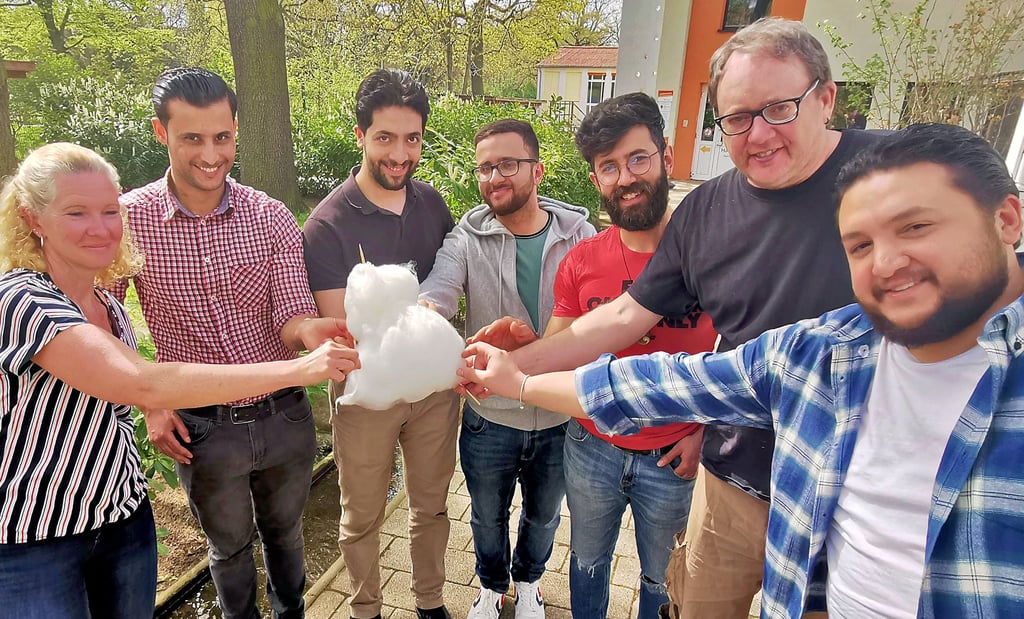 Zum Ende des Ramadan dürfen alle wieder zur Zuckerwatte greifen. Um das Fastenbrechen gemeinsam zu feiern, veranstalten das Familienhaus und der Deutsch-Syrische Kulturverein ein Zuckerfest. Mit dabei sind (v. l.) Sabrina Fröhlich, Aram Badr, Mohamad Kheir Abed Almutti, Saeed Mdjed, Haytham Alkadi, Thorsten Giefers und Amera Alshwekani.