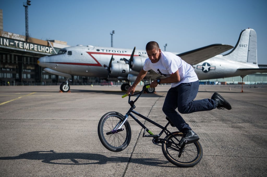 Camilo Gutierrez, ein BMX Profi, führt seine Tricks auf dem Rad vor.