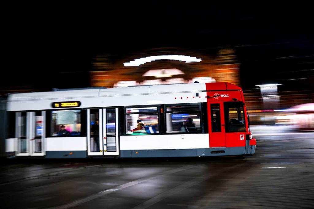 Eine Straßenbahn fährt am Hauptbahnhof vorbei.
