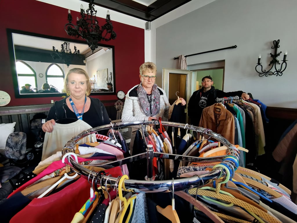 Nicole Giesecke und Bettina Kinsky (von links) im Ausweichraum der Kleiderkammer in der Grefestraße. Sie bitten dringend um Kleiderspenden.