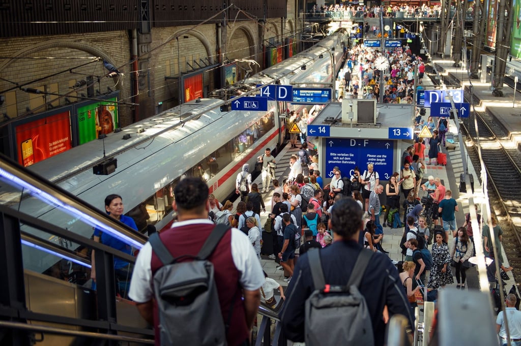 An Bahnsteigen für den Fernverkehr des Hamburger Hauptbahnhofs stehen zahlreiche Fahrgäste. Die Menschen in Deutschland fahren nach einer Statistik wieder mehr Zug.