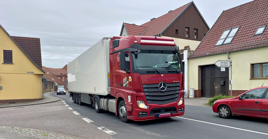 Täglich schlängeln sich aktuell Tausende von Lkw und Pkw auf der B 107 durch Jerichow. Das soll sich mit der Umgehung ändern.