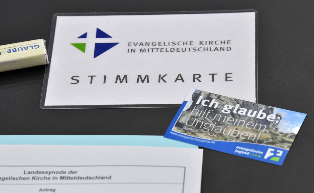 Eine Stimmkarte liegt auf dem Tisch vor Beginn der Landessynode der Evangelischen Kirche in Mitteldeutschland (EKM).