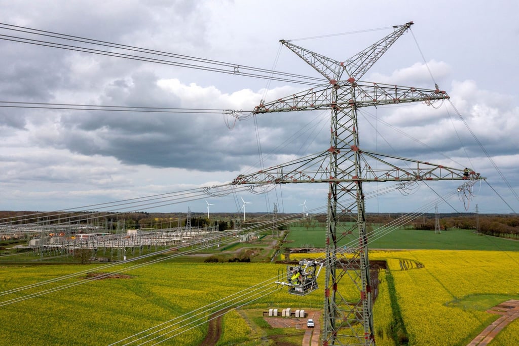 An neuen Strommasten nahe des Umspannwerkes Conneforde in Niedersachsen finden Bauarbeiten statt.