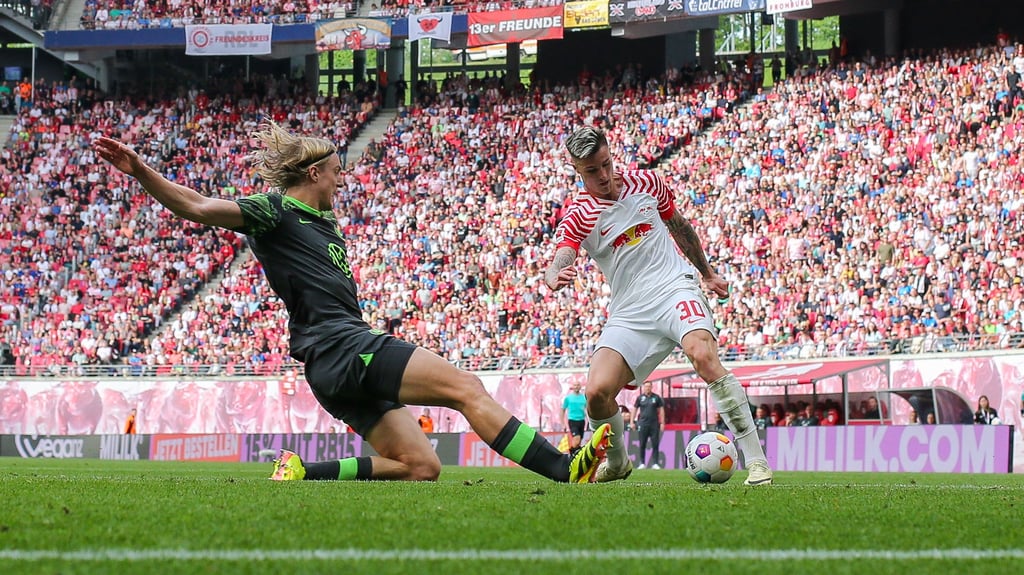 Erstaunliche Technik: Benjamin Sesko gegen Sebastian Bornauw.