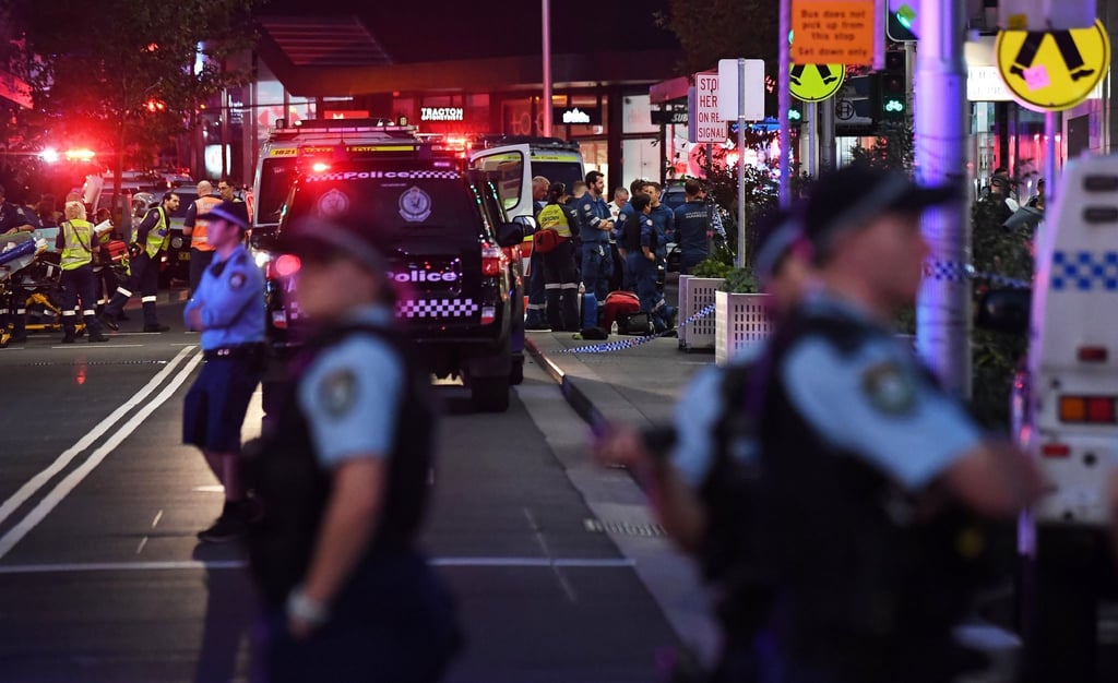 Rettungskräfte sind an der Bondi Junction zu sehen, nachdem mehrere Menschen in dem Einkaufszentrum in Sydney niedergestochen wurden.