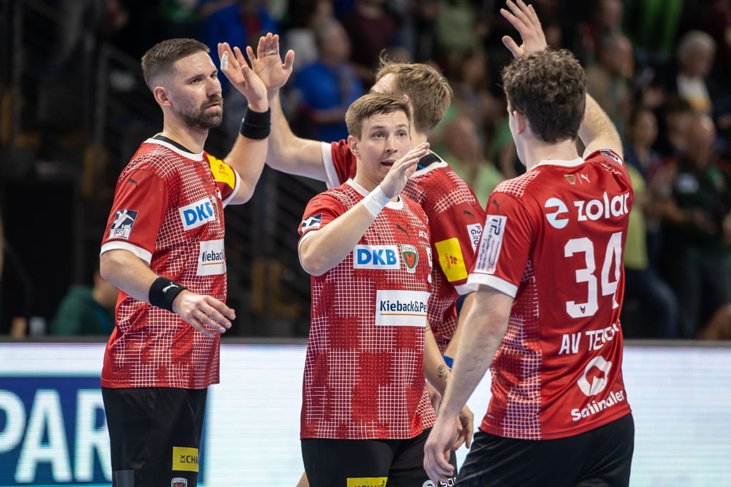 Berlins Fabian Wiede (l-r), Jerry Tollbring und Hakun West av Teigum klatschen sich nach dem Sieg ab.