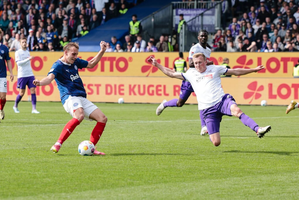 Kiels Timo Becker (l) trifft gegen Osnabrücks Niklas Wiemann zum 3:0.
