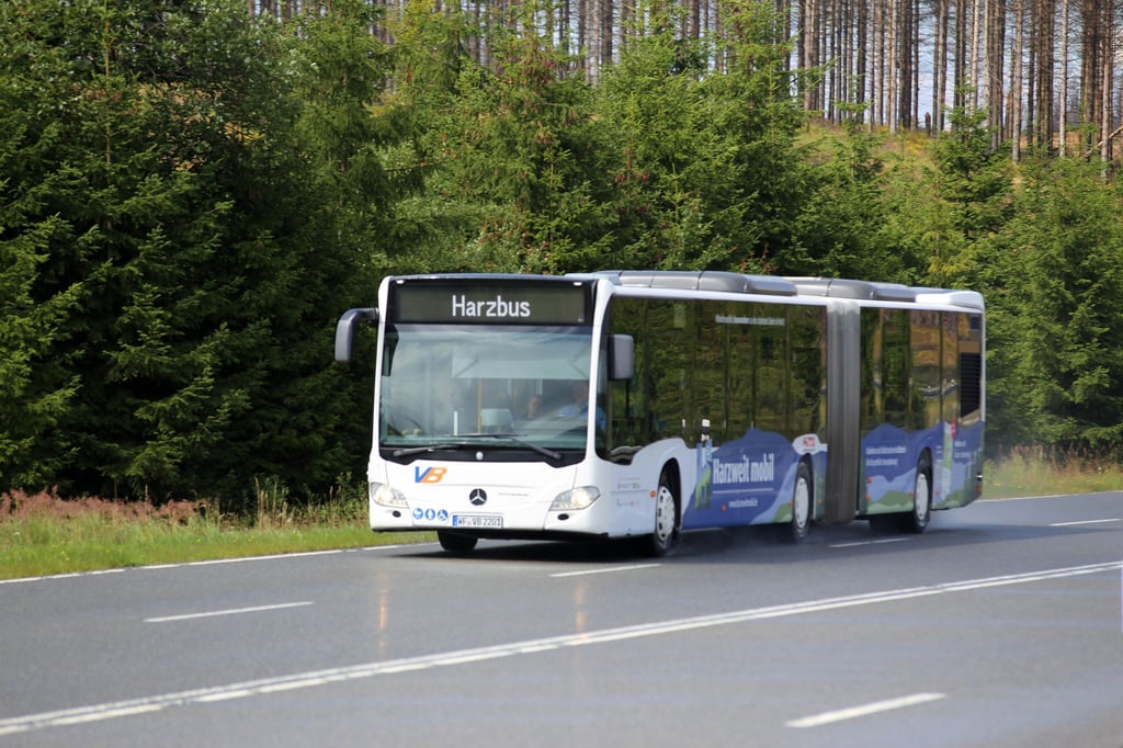 Ein Bus mit neuer Werbung für das Hatix fährt auf der Bundesstraße 4 im Harz.