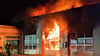 In Wernigerode ist ein ehemaliges Autohaus in Flammen aufgegangen. Einsatzkräfte versuchten zu retten, was nicht mehr zu retten war..