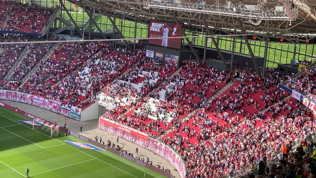 Viele Fans in Sektor D standen zur Spielbeginn hinter dem Block.