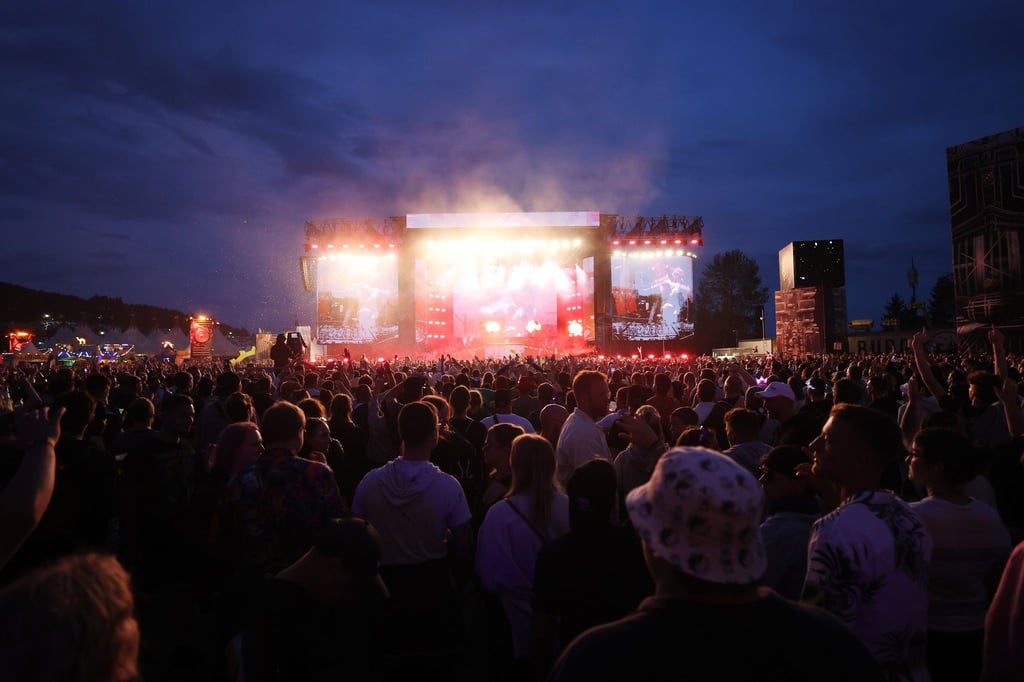 DJ „Alle Farben“ tritt an der Bleilochtalsperre beim „SonneMondSterne“ Festival auf.