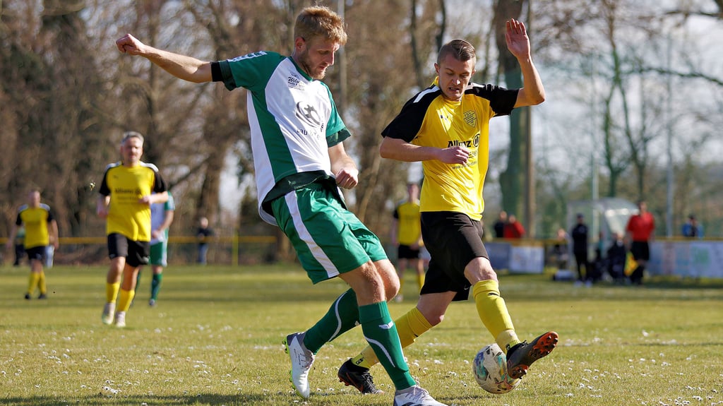 Der FSV Drohndorf-Mehringen (gelb), hier mit Steven Jüttner, möchte am Sonntag beim Egelner SV Germania bestehen.