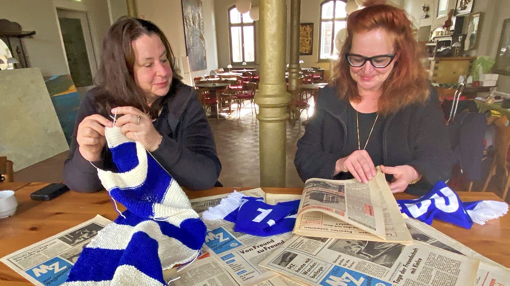 Annett und Nadja Gröschner bereiten den „Passionsweg Blau-Weiß“ vor.
