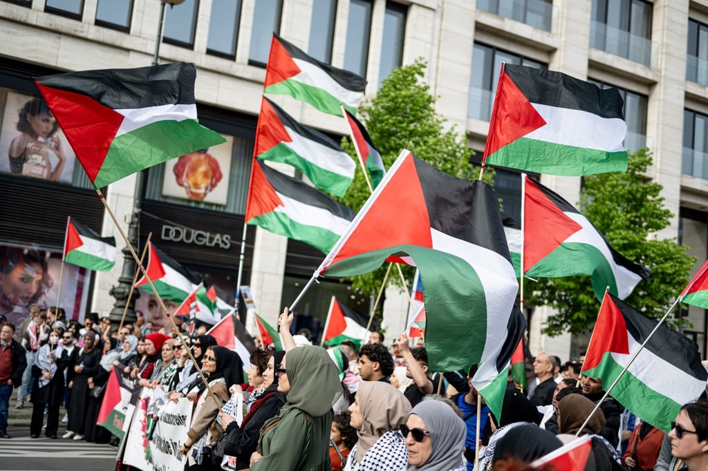 Demonstration nach der Auflösung der „Palästina Konferenz“ in Berlin-Mitte. Die Berliner Polizei hat den umstrittenen Kongress, der eigentlich bis Sonntag dauern sollte, am Freitag aufgelöst.