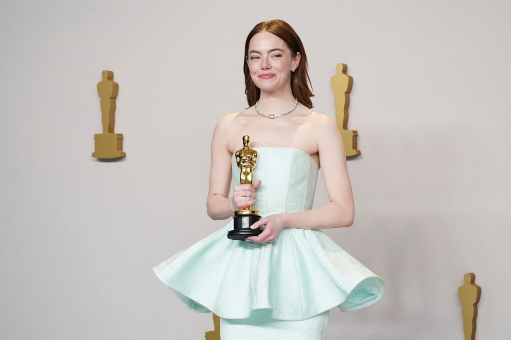 Emma Stone posiert stolz mit ihrem Preis.