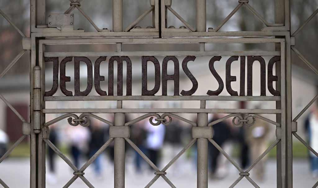 Die Inschrift „Jedem das Seine“ im Lagertor der Gedenkstätte Buchenwald.