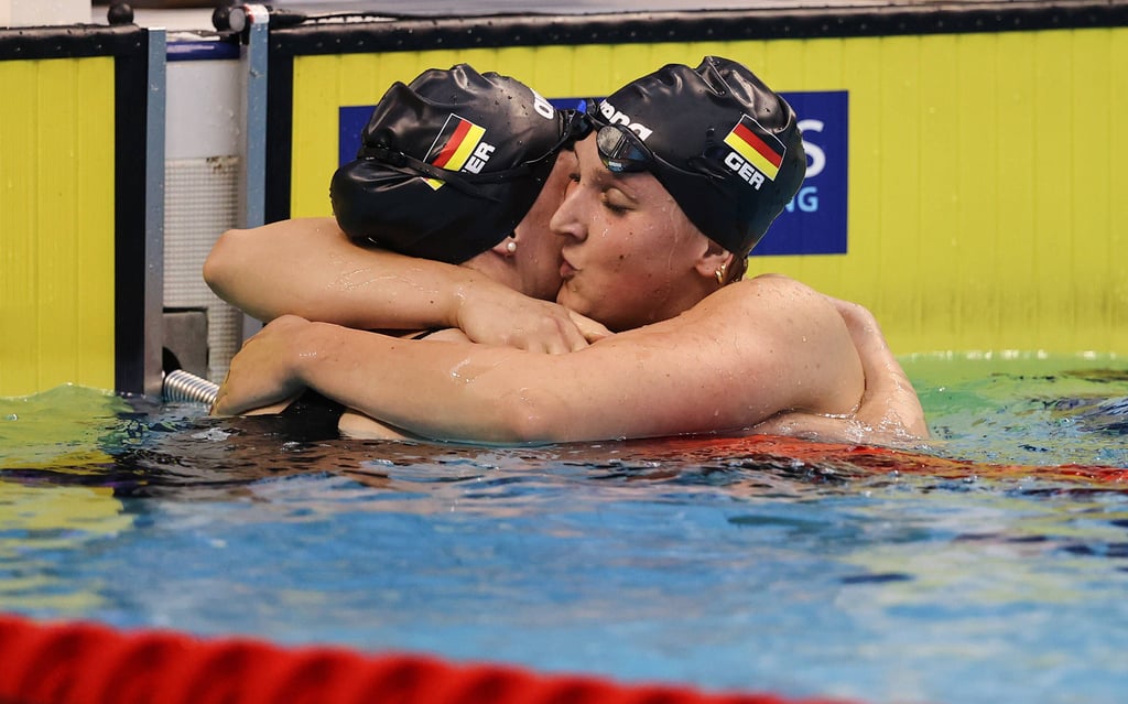 Sehr gute Freundinnen und nationale Konkurrentinnen: Leonie Märtens (r.) will nun Isabel Gose zu den Olympischen Spielen nach Paris folgen.