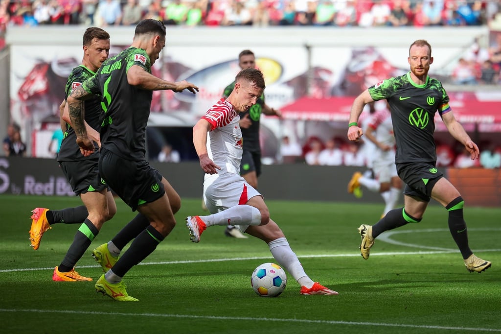 Leipzigs Dani Olmo (M) am Ball.
